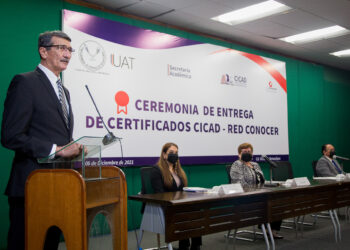 Entrega Rector a docentes de la UAT certificaciones de la Red CONOCER