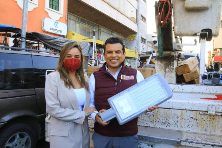 Avanza gobierno de Lalo Gattás en su compromiso de iluminar Victoria