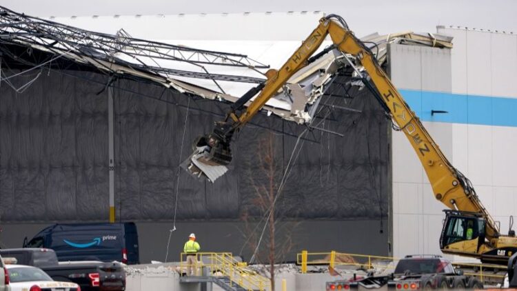 Unos 30 tornados matan más de 70 personas en cinco estados de EU