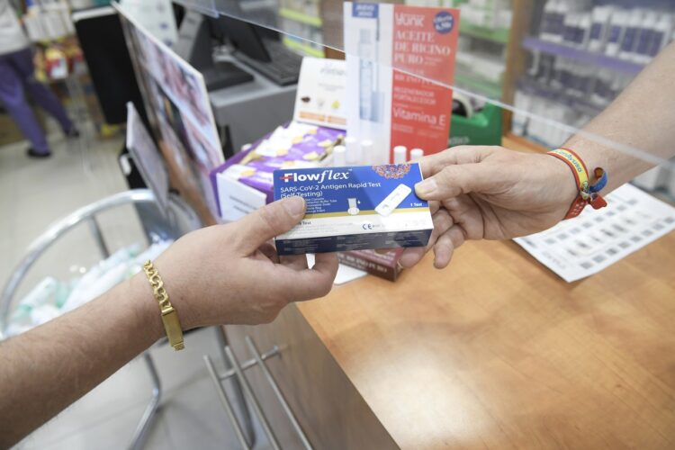 Advierten que no son confiables pruebas rápidas compradas en farmacias para practicarse en casa