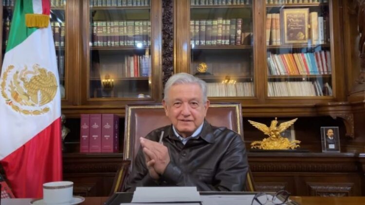 AMLO: ‘Voy saliendo del covid con paracetamol, vaporub, miel y caricias de la familia’