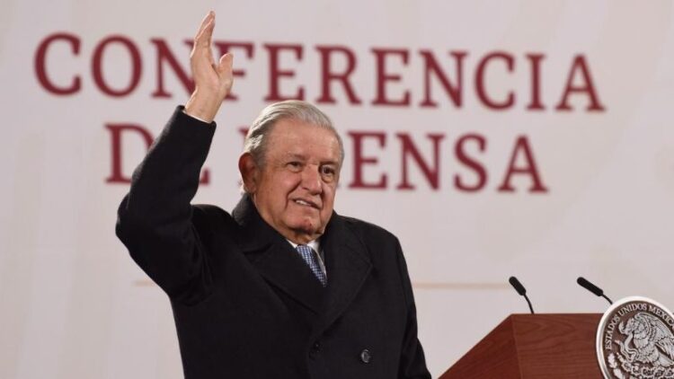 Estalla AMLO contra Claudio X y Loret de Mola por ataques contra su hijo José Ramón