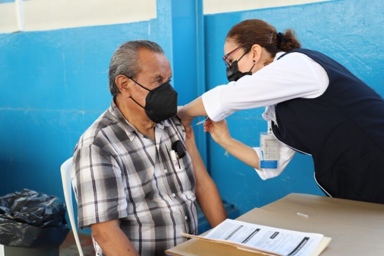 Aplican en Victoria dosis de refuerzo contra pandemia a trabajadores de Salud y Educación