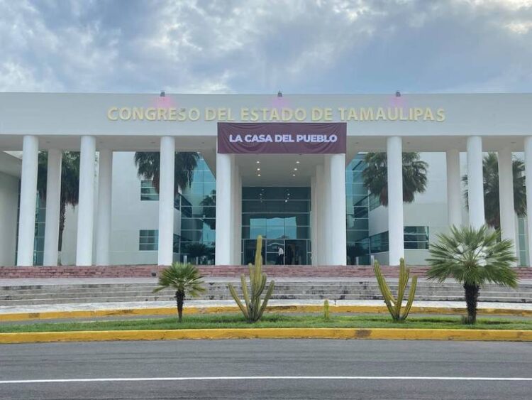 Morena ‘cobra factura’ y revienta sesión en el Congreso; PAN regala sobras de comida a la prensa