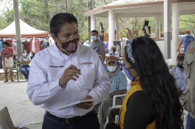Personas mayores de 65 años reciben tarjetas de Pensión para el Bienestar en Tamaulipas