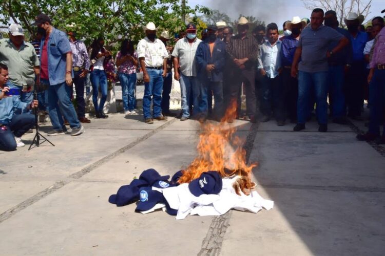 Alcaldes y líderes de varios municipios renuncian al PAN y queman sus credenciales; van a la 4T