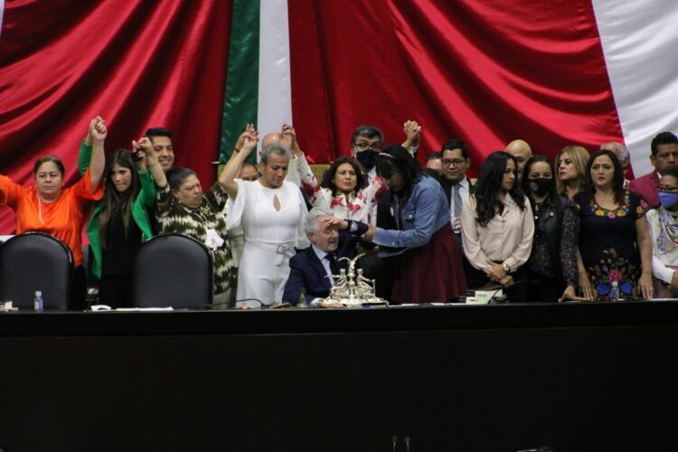 Escenifica Quadri nuevo escándalo en la Cámara: llama ‘señor Luévano’ a diputada trans