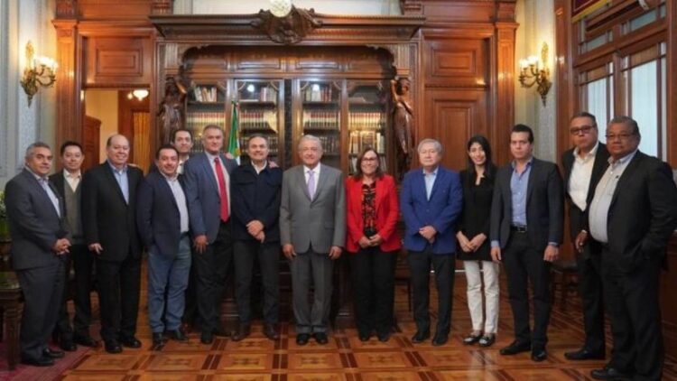 Se reúne AMLO a solas con titulares de Energía, Pemex y gerentes de las 6 refinerías del país