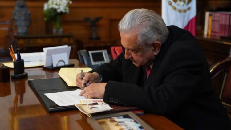 Publica AMLO sentencia del TEPJF en su contra: ‘si no, arrestan a Jesús y a la pobre de Jessi’