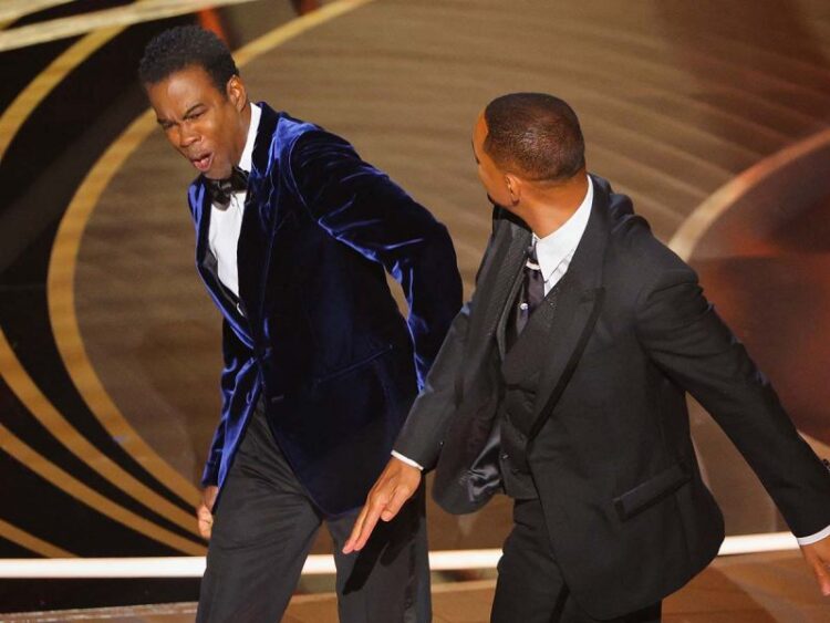 Will Smith ‘descuenta’ de un golpe  a Chris Rock en entrega de  los Oscar; se metió con su esposa