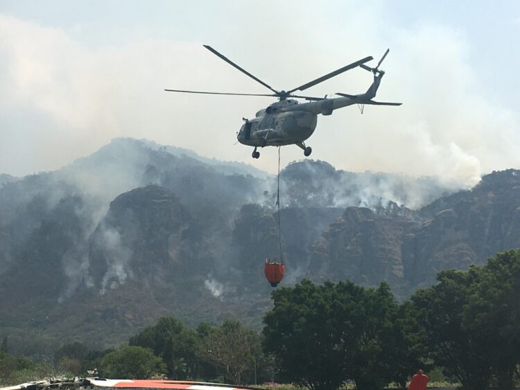 Se suman helicópteros de la Fuerza Aérea y de la GN a combate  del incendio en ‘El Cielo’