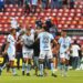Bronca en tribunas del Corregidora llega a la cancha y suspenden juego Gallos contra Atlas