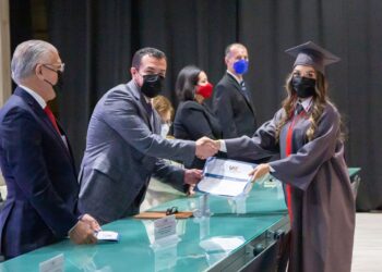 Preside Rector de la UAT graduación de la Facultad de Derecho Victoria