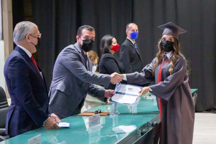 Preside Rector de la UAT graduación de la Facultad de Derecho Victoria