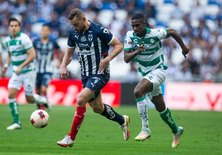 Remate de cabeza de Luis Romo lleva al triunfo al Monterrey sobre Santos Laguna