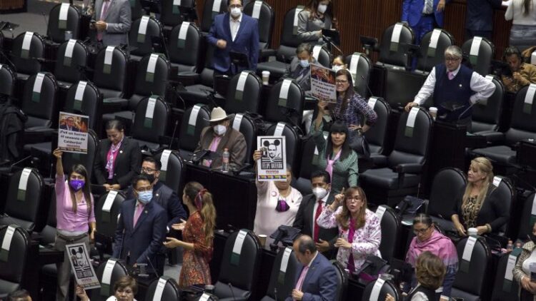 Empleados inconformes dicen que sus diputados del PRD fueron sobornados por Iberdrola