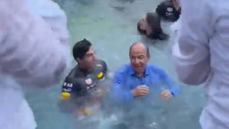 ‘Checo’ Pérez celebra su triunfo dándose ‘chapuzón’ con Felipe Calderón
