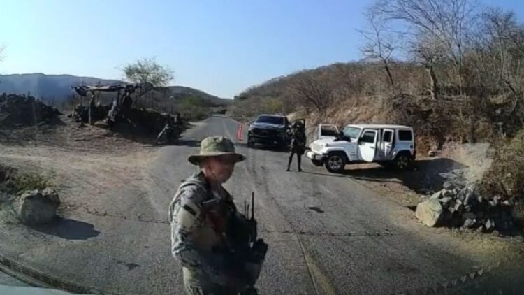 Retén de pistoleros frena convoy de reporteros que cubren a AMLO en tierra del ‘Chapo’