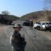 Retén de pistoleros frena convoy de reporteros que cubren a AMLO en tierra del ‘Chapo’