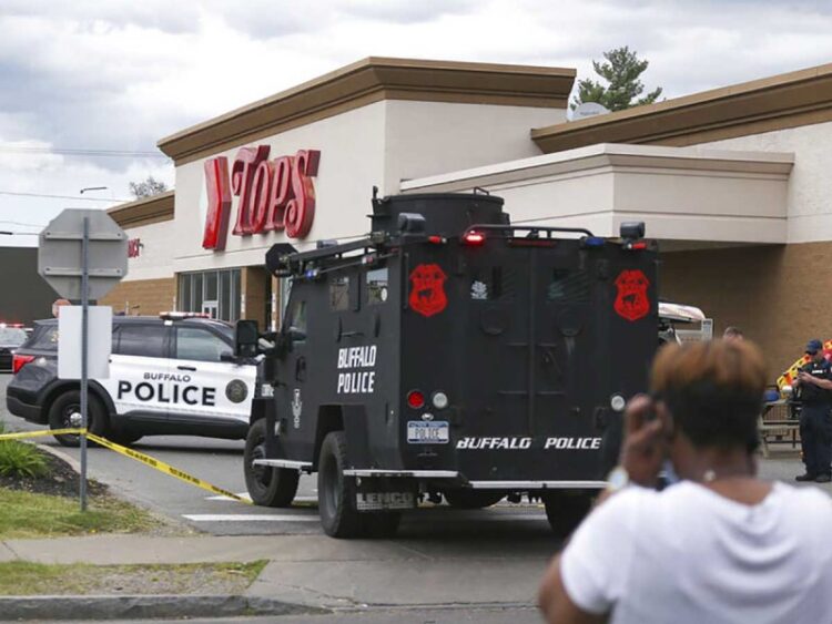 Hombre vestido de militar dispara rifle de asalto en mercado de Buffalo y mata a 10; hay heridos