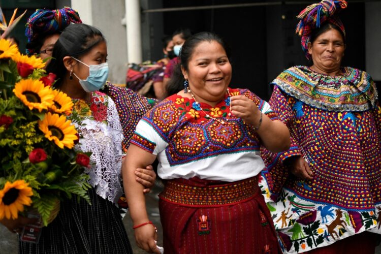 Llega a Guatemala migrante encarcelada 7 años en Tamaulipas; se desmaya de emoción