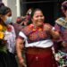 Llega a Guatemala migrante encarcelada 7 años en Tamaulipas; se desmaya de emoción
