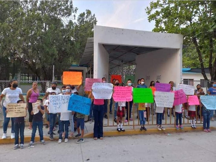 Padres de familia de primaria de Nuevo Morelos cierran escuela por falta de maestro