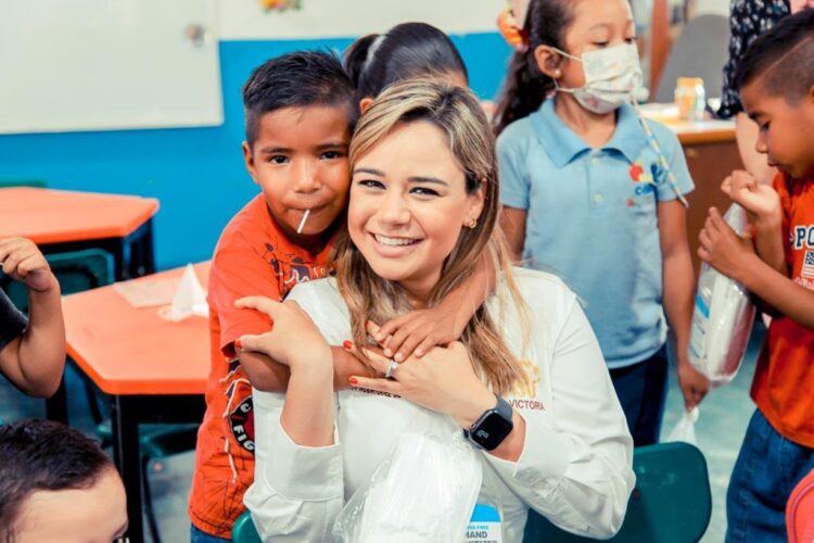 Visita y convive Lucy de Gattás con niños y personal de CAIC