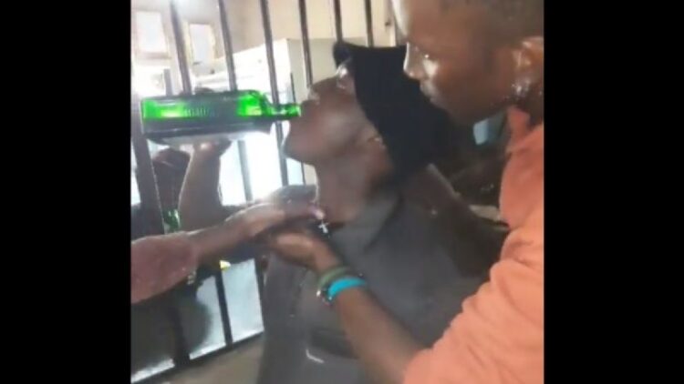 Un hombre de Sudáfrica se bebe una botella de licor en 2 minutos: gana 12 dólares y pierde la vida