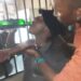 Un hombre de Sudáfrica se bebe una botella de licor en 2 minutos: gana 12 dólares y pierde la vida