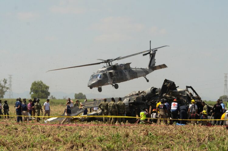 Buscan federales caja negra del helicóptero que se desplomó en Sinaloa dejando 14 muertos