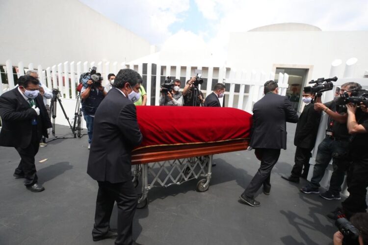 Arriban familiares y amigos a funeral de Echeverría en Gayosso, zona residencial de Santa Fe