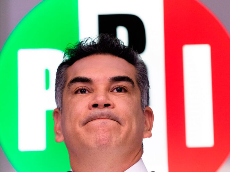Exigen diputados de Morena al ‘señor de los packs’ dejar Comisión de Gobernación por ilegítimo