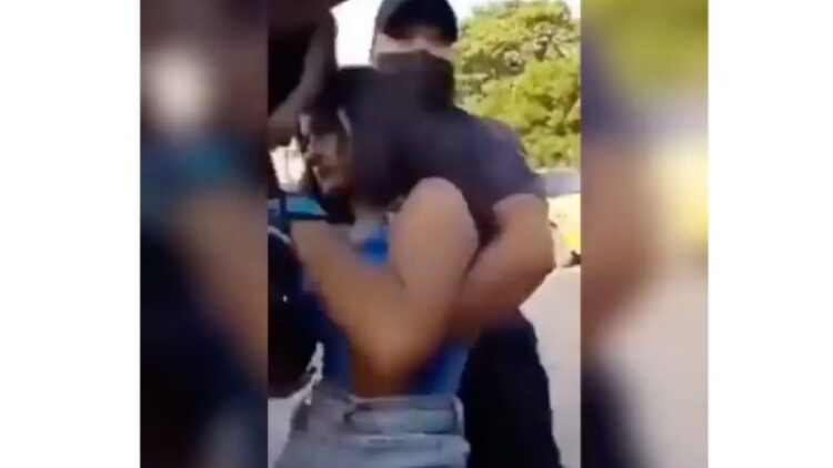 Joven detenida es hallada muerta en separos de Oaxaca; ‘los policías la mataron’, acusa su padre