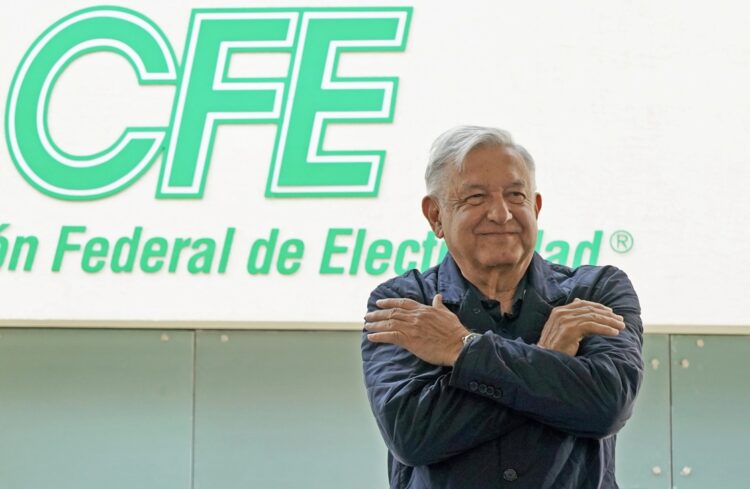 Advierte AMLO que dejará candados legales para impedir otra privatización en la CFE