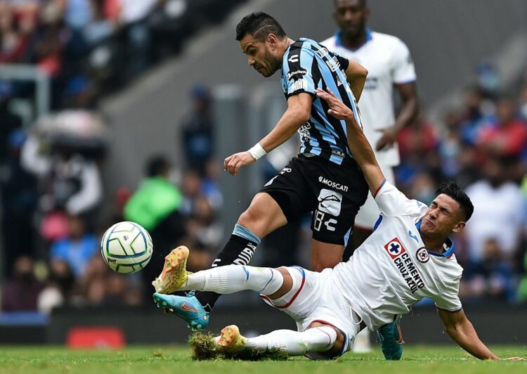 Cruz Azul vence 2-1 a Querétaro en un estadio Azteca desolado