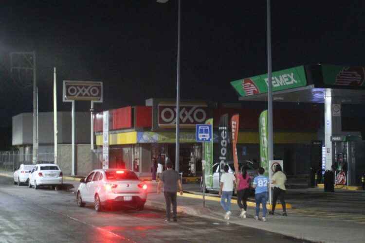 Grupo armado ataca y quema Oxxos y tiendas en Chihuahua con saldo de varios muertos y heridos