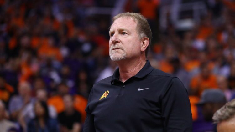 Acusado de racismo, Sarver venderá los Suns de Phoenix 
