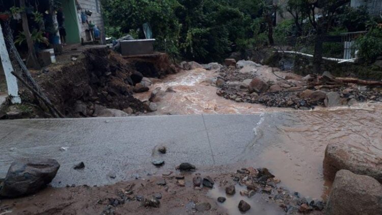 Corriente por lluvias arrastra a 4 pobladores de Tlatlaya y mueren ahogados