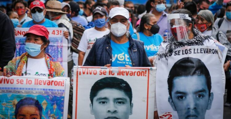 Padres de los 43 exigen se concrete extradición de Tomás Zerón 