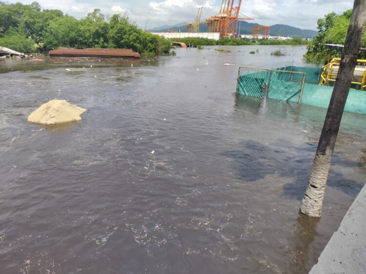 Después del sismo tsunami causa inundaciones en varias comunidades de Manzanillo, Colima