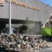 Trabajadores de limpia arrojan toneladas de basura frente a Congreso de Nuevo León