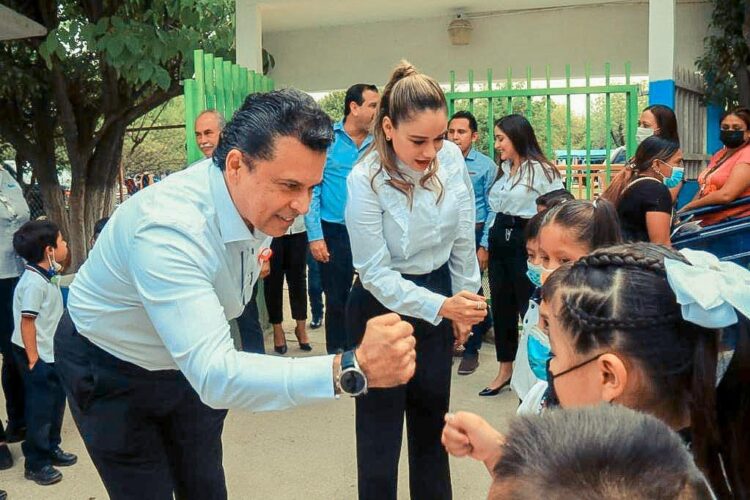 Alientan Lucy y Lalo pasos por la educación a 150 niños del ejido La Libertad
