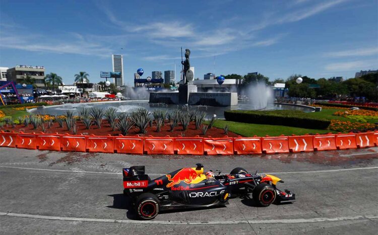 ‘Checo Pérez’ reúne a 130 mil aficionados en exhibición en Guadalajara
