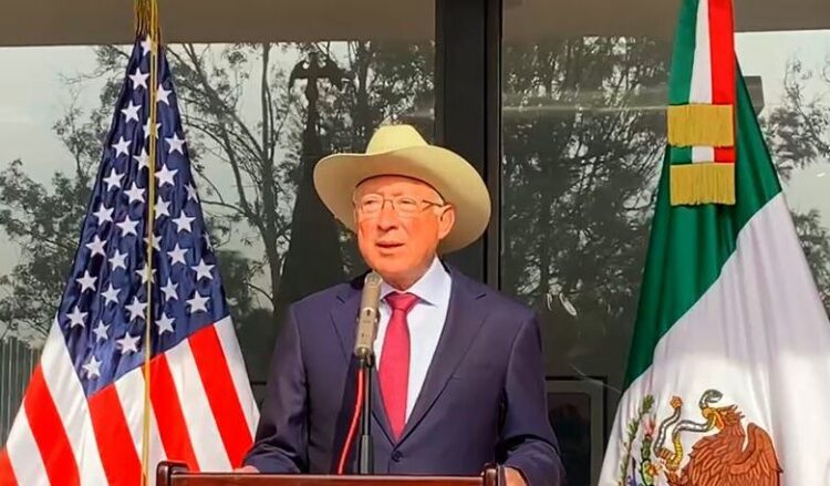 Seguiremos trabajando con el gobierno federal y los estados: Ken Salazar
