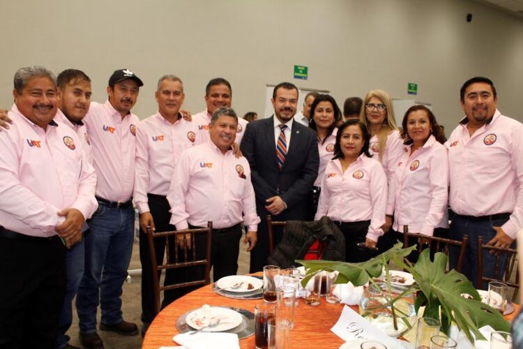 Preside rector eventos prenavideños del SUTUAT en la Zona Sur