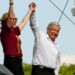 AMLO marcha más de 5 horas y con el Zócalo a reventar dibuja un mensaje: ¡Tengan para que aprendan!