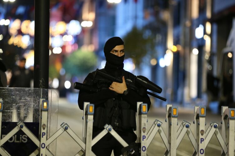 Detienen a mujer sospechosa del ataque en Estambul que dejó 6 muertos y más de 80 heridos