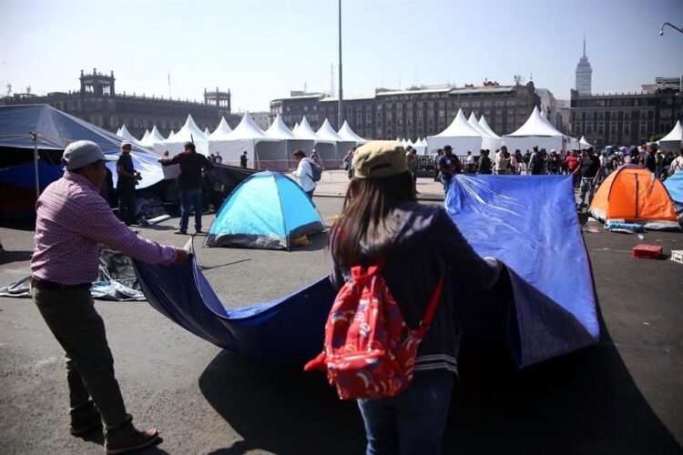 Maestros se van del Zócalo; amenazan con volver