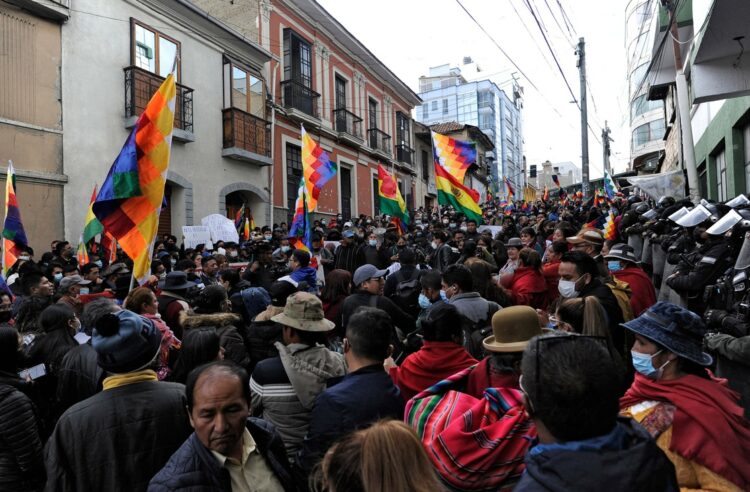Pide la SRE a mexicanos mantenerse lejos de protestas estalladas en Bolivia
